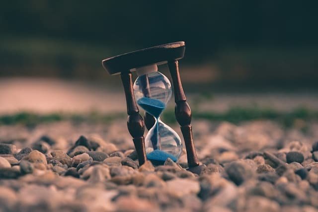 a time management glass showing time halfway gone on ftalk.space